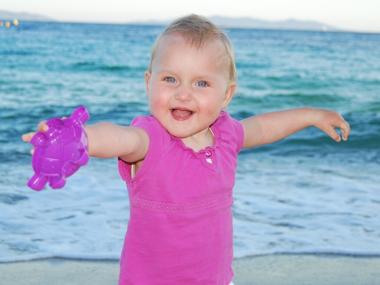 Zdjęcie główne #89 - Wolność i zabawa dla dziecka, kłopot dla rodziców. Czy golasek na plaży to dobry pomysł?